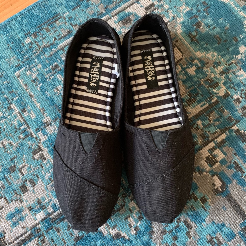 2/$20!!🌟 Black Mad Paw flats NWOT
